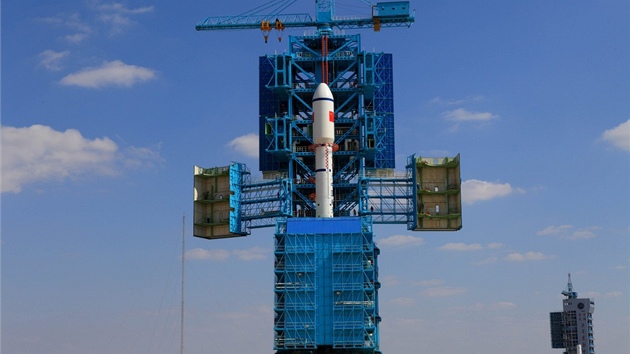 nsk raketa Dlouh pochod je pipravena na start s osmitunovm modulem Tchien-kung 1 (Nebesk palc 1).