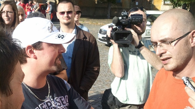 Miroslav Bro (v oranovm triku) diskutuje s astnky protestu ve Varnsdorfu (24.9. 2011)