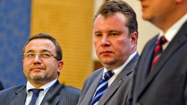Ministr �kolství Josef Dobe� (vlevo) a ministr pr�myslu a obchodu Martin