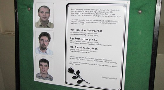 Mendelova univerzita uctila památku tragicky zesnulých koleg erným praporem a