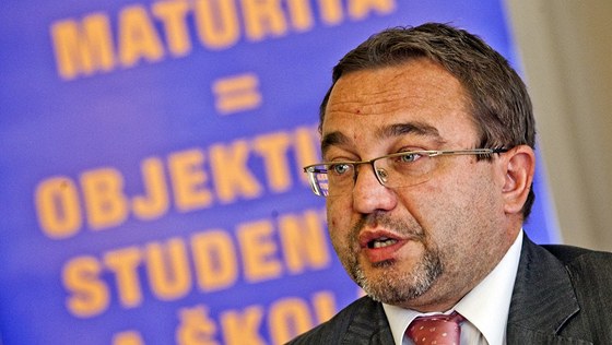 Pes výhrady ministra kolství Josefa Dobee potvrdili poslanci zákon, podle nj pijdou editelé kol o jistotu, po esti letech ve funkci bude moné na jejich místo vypsat konkurz.