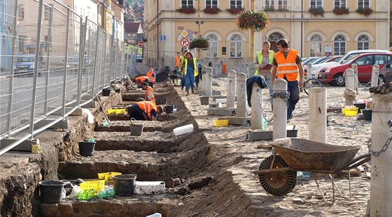 Probíhající archeologický výzkum v historickém centru Bíliny objevil zbytky