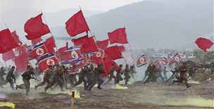 Jihokorejtí vojáci v uniformách Severokorejc si pipomínají 61. výroí bitvy