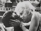 Tony Curtis ve vánivé scén s Marilyn Monroe. Jen u podobných scén ped