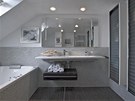 Koupelnu zdobí originální umyvadlo manelského designérského páru Palombových