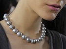 Perlový náhrdelník do své kolekce zaadila i Donna Karan.