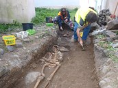 Archeologové našli pod náměstím v Bílině pozůstatky středověkého srubu.