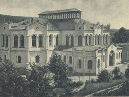 Jízdárna na historické pohlednici z 30. let minulého století.