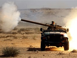 Libyjský povstalec útoí dlem pidlaným na dípu proti jednotkám Muammara