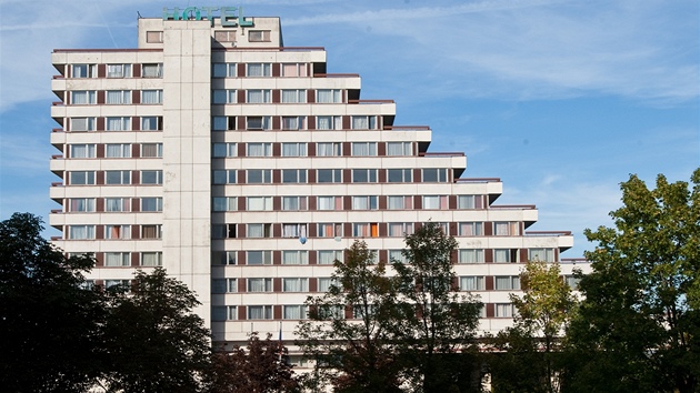 Nejv�t�í mostecký hotel Cascade v sou�asnosti prochází opravami.