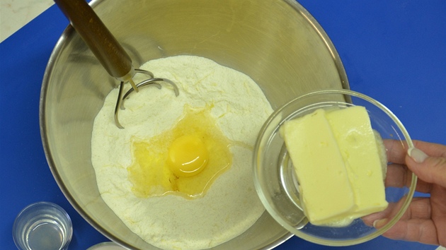 K sypké smsi pidejte vejce, rozmklé máslo a liku citrónové ávy. Vlaným
