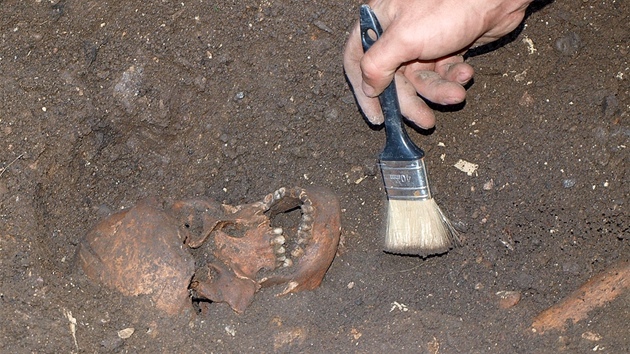 Pod náměstím v Bílině objevili archeologové zbytky středověkého srubu.