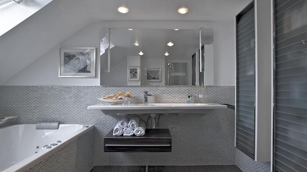 Koupelnu zdobí originální umyvadlo manželského designérského páru Palombových