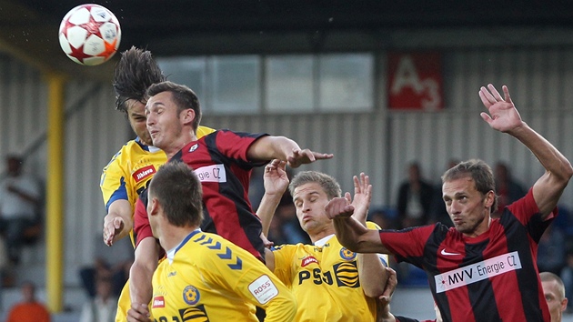 Momentka z utkání Jihlava (luté dresy) - Opava.