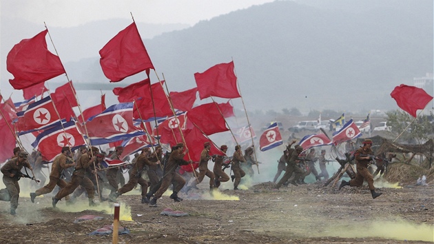 Jihokorej�tí vojáci v uniformách Severokorejc� si p�ipomínají 61. výro�í bitvy