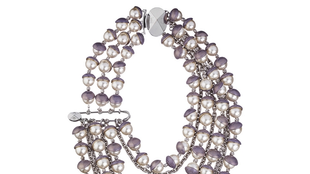 Perlový náhrdelník se skvle hodí k souasným elegantním podzimním trendm.