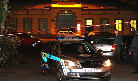 Policisté a písluníci vzeské stráe ped bránou borské vznice krátce poté,