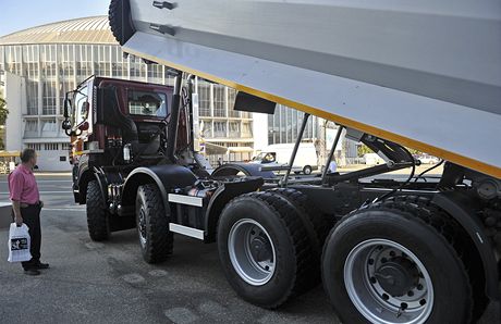 TATRA PHOENIX. Nov vozidlo kopivnick automobilky Tatra vzniklo ve spoluprci