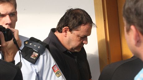 Bývalý policista Lubomír Mokrý u ostravského soudu, který rozhodoval o jeho