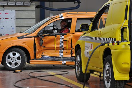 Crashtest Toyota RAV4 versus Opel Astra Caravan