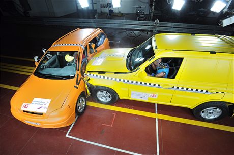 Crashtest velkho SUV versus Opel Astra Caravan