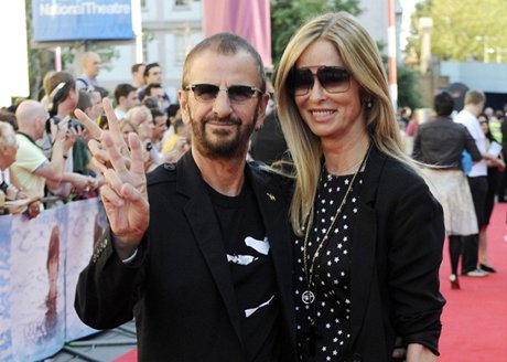 Ringo Starr s manelkou Barbarou Bach na premie filmu George Harrison: Living