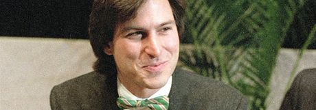 Steve Jobs zamlada (zde na fotce z roku 1984)