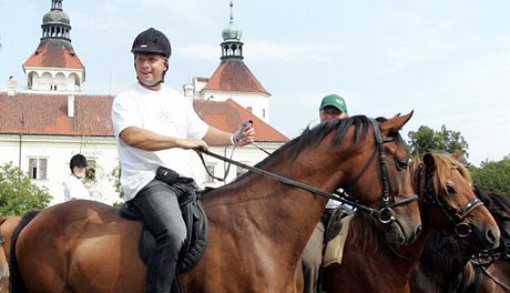 Ministr zemdlství Petr Bendl má na statku Václava Vydry ustájená híbata.