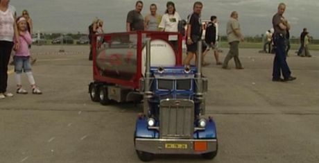 Dlkov zen model klasickho americkho trucku znaky Peterbilt se dvma
