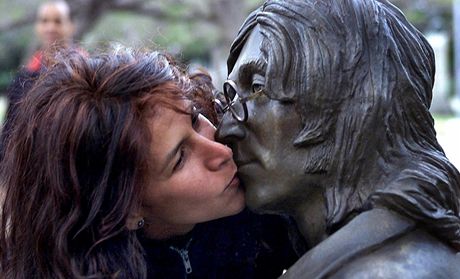 Mladá Kubánka líbá sochu Johna Lennona v Havan.