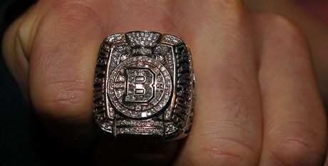 Prsten, kter dostali hokejist Bostonu za vtzstv ve Stanley Cupu. 