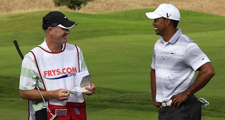 Tiger Woods a jeho nov caddie Joe LaCava ped turnajem Frys.com. 