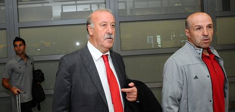 Trenér Vicente Del Bosque (vlevo) na ruzyském letiti v Praze, kam panltí