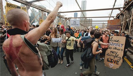 Demonstranti obsadili Brooklynský most, dleitou dopravní tepnu New Yorku (2.