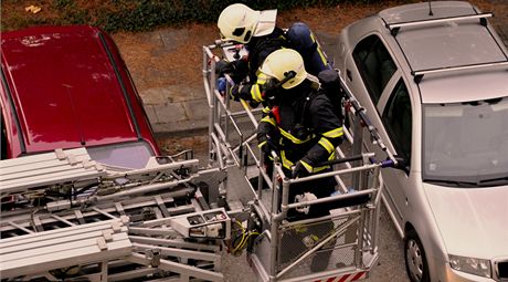 Na pomoc vyjeli pivolaní hasii ze stanice v Chebu, kteí mue dostali bezpen na zem s pomocí automobilového ebíku. Ilustraní foto