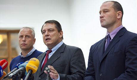 Petr Benda, Jií Paroubek a Jií légr oznámili na tiskové konferenci odchod z