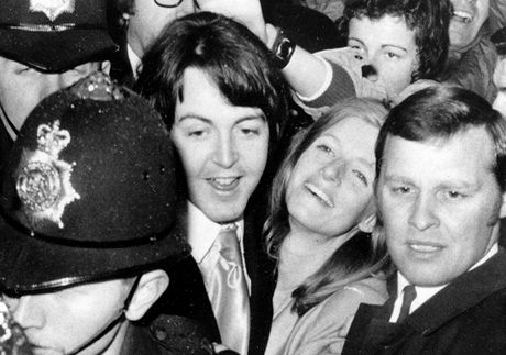 Novomanel Paul McCartney a Linda Eastmanov (12. bezna 1969)