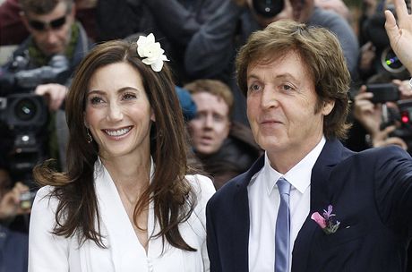 Paul McCartney a Nancy Shevellov se vzali v Londn (9.10.2011).