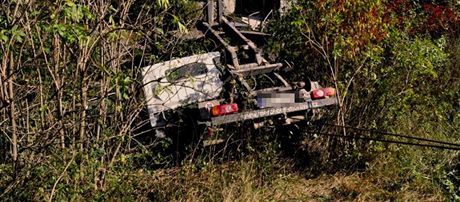 Nákladní auto bez idie ujelo stovky metr, nakonec skonilo zaboené v potoce