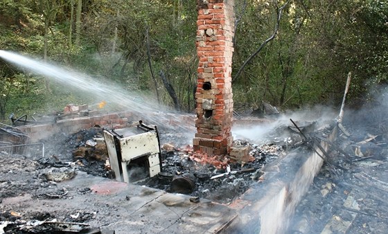 Požár chaty v lese v osadě Okrouhlík, který založil dobrovolný hasič.