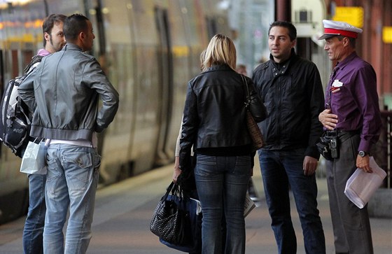 Francouztí cestující se radí se zamstnancem eleznice na nádraí ve