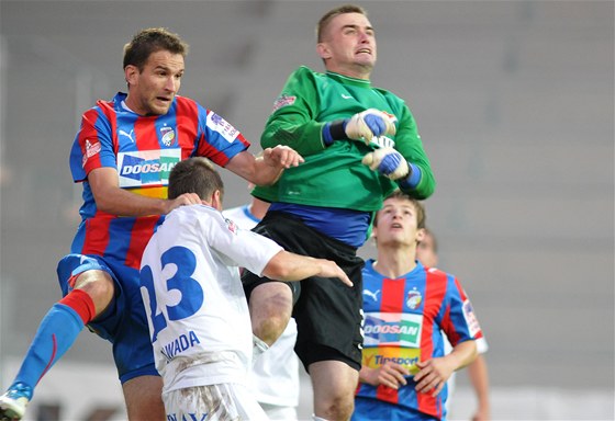 KDO BUDE VÝ. Ve vzduném souboji se utkali plzeský útoník Bako a branká