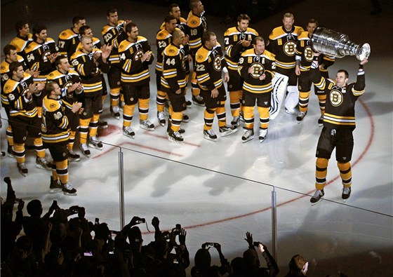 SPOLU ZA POHÁREM. V roce 2011 slavil Tuuka Rask i Andrew Ference s bostonskými zisk Stanley Cupu.
