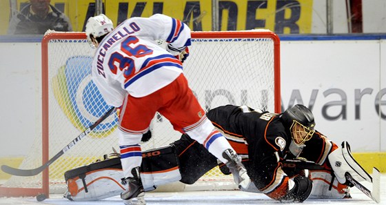 POTÍ�ÍSTA. Mats Zuccarello-Aasen momentáln� bojuje za New York Rangers v NHL, kdyby ale jeho tým vypadl, cht�l p�ijet na mistrovství sv�ta. Podle norského svazu nesmí.