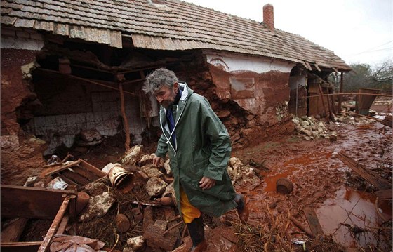 Janos Fuchs v troskách domu své matky v maarské obci Kolontár poté, co vesnici zaplavil kal z nedaleké hliníkárny. (6. íjna 2010)