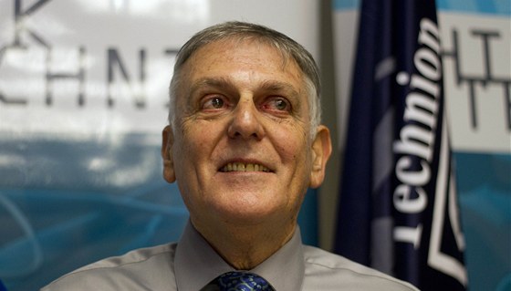 Profesor Daniel Shechtman nedávno oslavil sedmdesátiny.