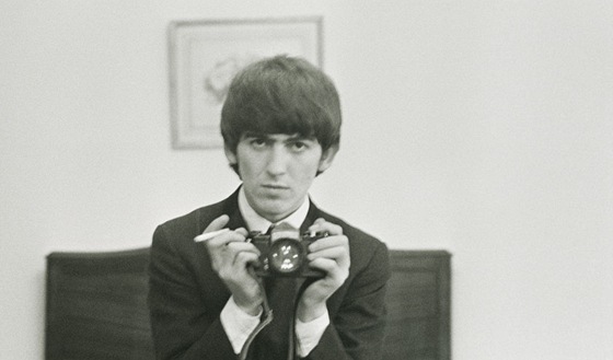 Obsáhlý ivotopis George Harrisona vtahuje do dje, autor si pitom zachovává zdravý odstup.