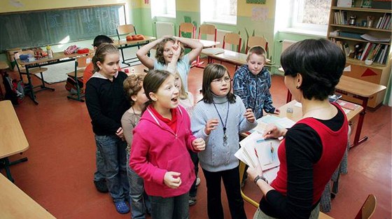 Podle Asociace profese uitelství je nejdleitjí zastavit biflování a nauit dti myslet. (ilustraní snímek)