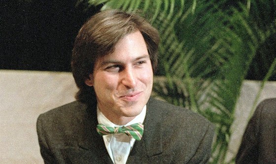Steve Jobs zamlada (zde na fotce z roku 1984)