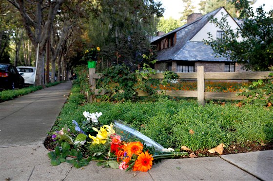 Kvtiny u domu Steva Jobse v Palo Alto krátce po jeho smrti (6. íjna 2011)